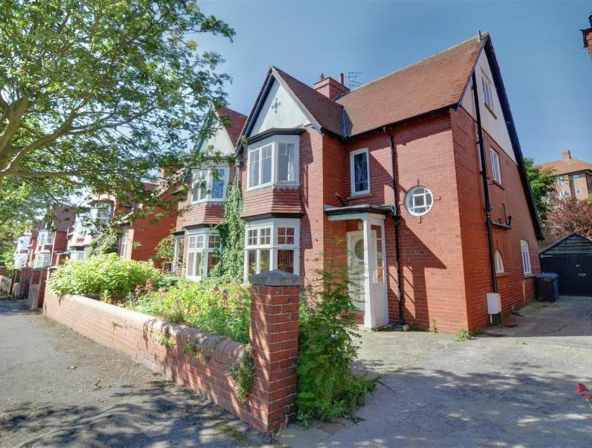 Large 5 Bed House In Scarborough Near The Beach, Large Garden & Hot Tub Екстериор снимка