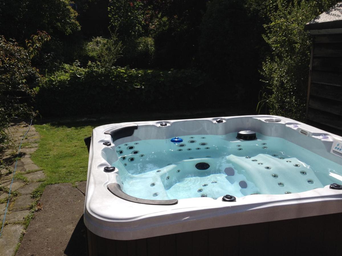 Large 5 Bed House In Scarborough Near The Beach, Large Garden & Hot Tub Екстериор снимка
