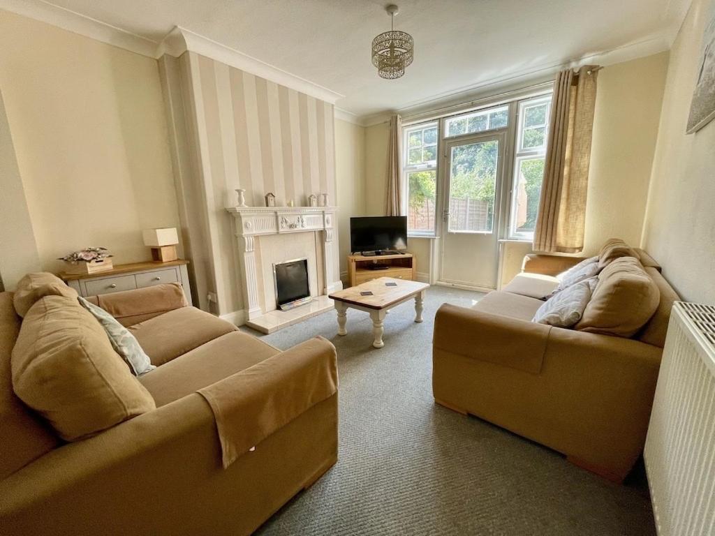 Large 5 Bed House In Scarborough Near The Beach, Large Garden & Hot Tub Екстериор снимка