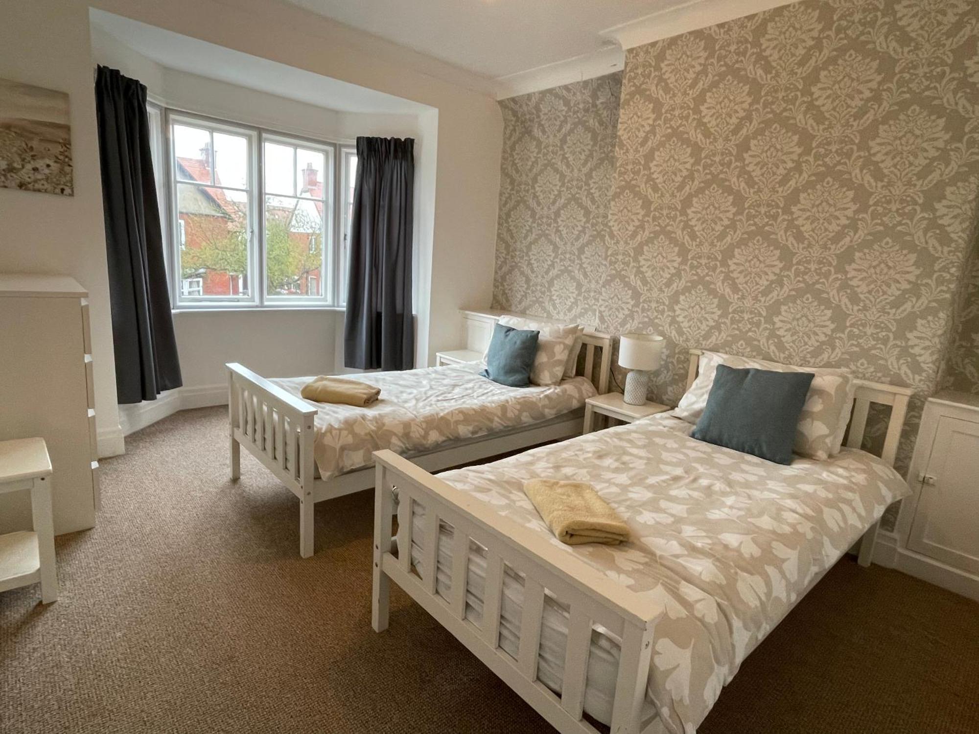 Large 5 Bed House In Scarborough Near The Beach, Large Garden & Hot Tub Екстериор снимка
