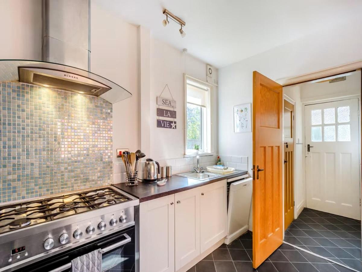 Large 5 Bed House In Scarborough Near The Beach, Large Garden & Hot Tub Екстериор снимка