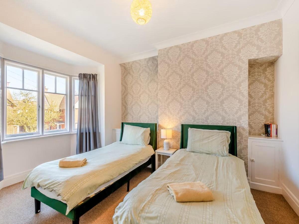 Large 5 Bed House In Scarborough Near The Beach, Large Garden & Hot Tub Екстериор снимка